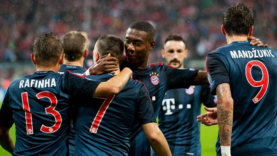 Jogadores do Bayern de Munique comemoram gol na vitória sobre o Viktoria Plzen, em partida válida pela terceira rodada da Liga dos Campeões