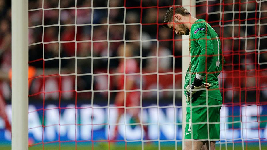 O goleiro De Gea do Manchester United, lamenta o terceiro gol sofrido na derrota para o Bayern de Munique