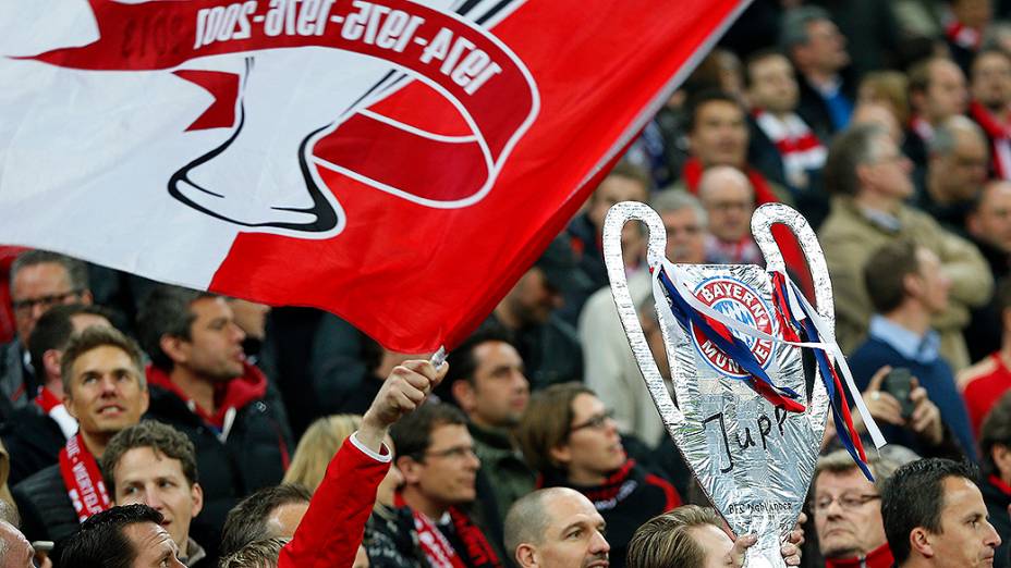 Torcida do Bayern de Munique comemora na vitória sobre o Manchester United pelas quartas de final da Liga dos Campeões