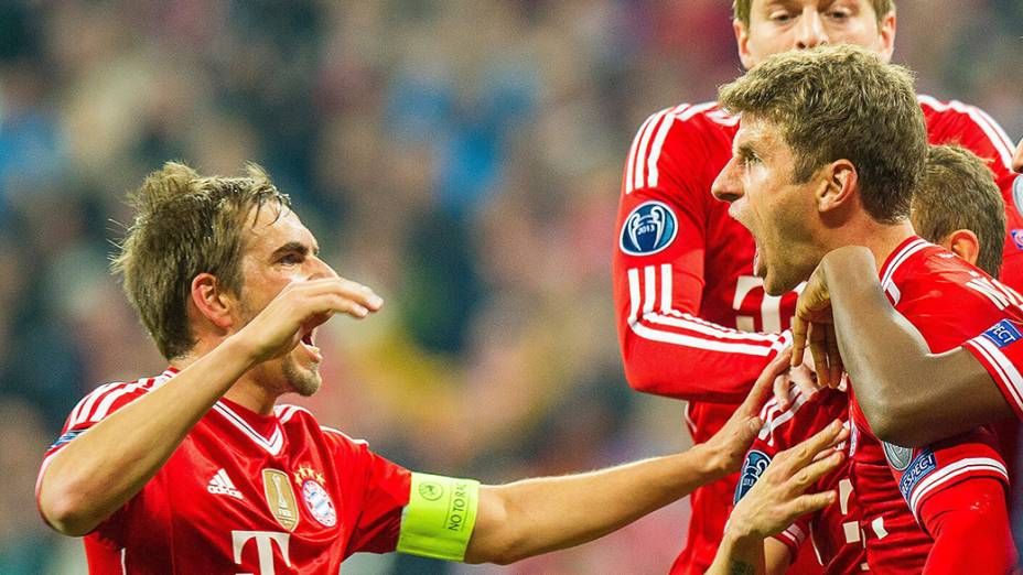 Jogadores do Bayern de Munique comemoram o gol de Thomas Müller na vitória sobre o Manchester United