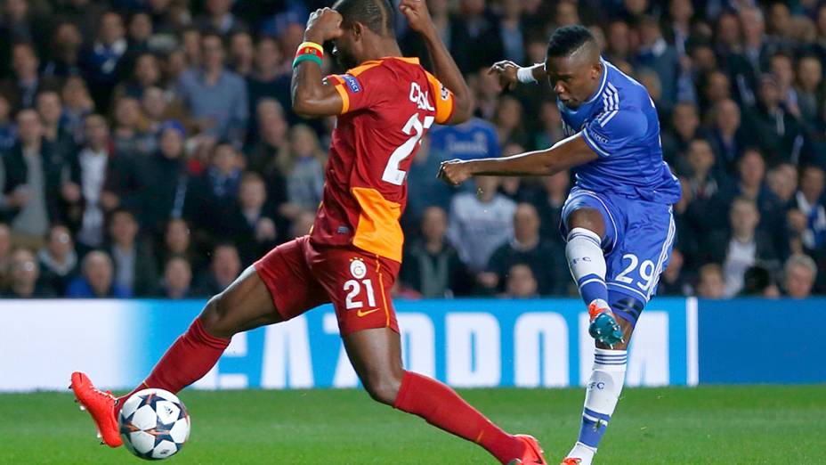 Jogador do Chelsea, Etoo chuta contra o gol do Galatasaray, pela Liga dos Campeões no estádio Stamford Bridge, em Londres
