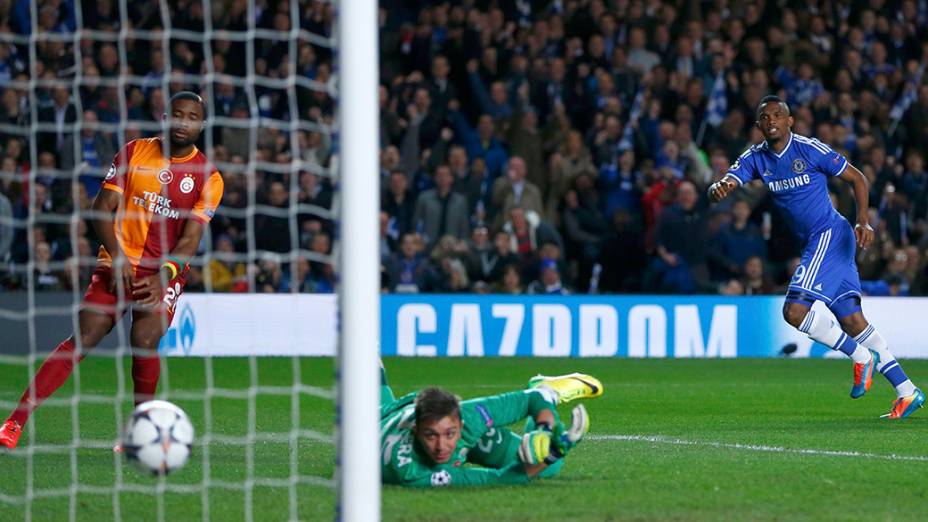 Etoo fez o primeiro gol da vitória por 2 a 0 do Chelsea