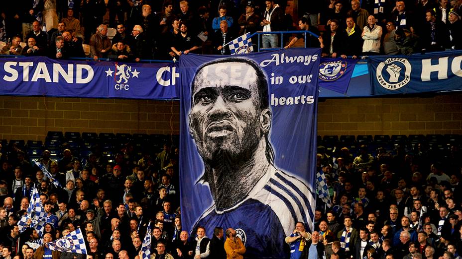 Torcedores estenderam faixas em homenagem ao atacante Drogba
