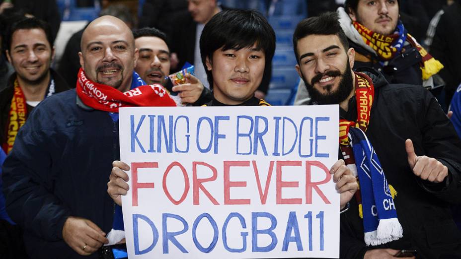 Torcida do Chelsea homenageou o ídolo Drogba, hoje no Galatasaray