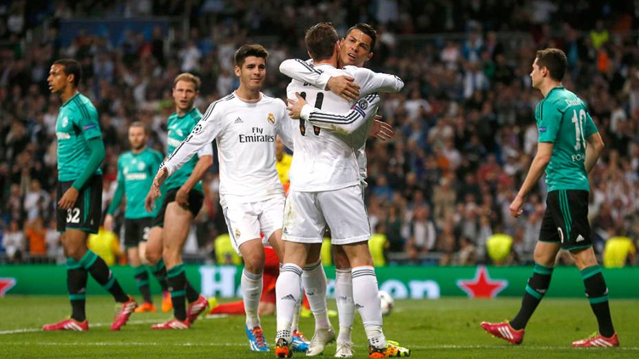 Jogadores do Real Madri comemoram gol contra o Schalke 04, pelas oitavas de final da Liga dos Campeões, na Espanha
