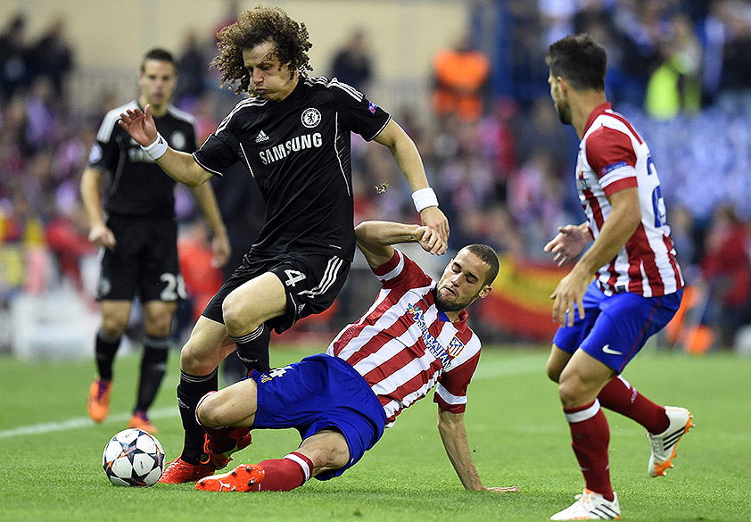 David Luiz, do Chelsea, disputa a bola com Mario Suárez, do Atlético de Madri