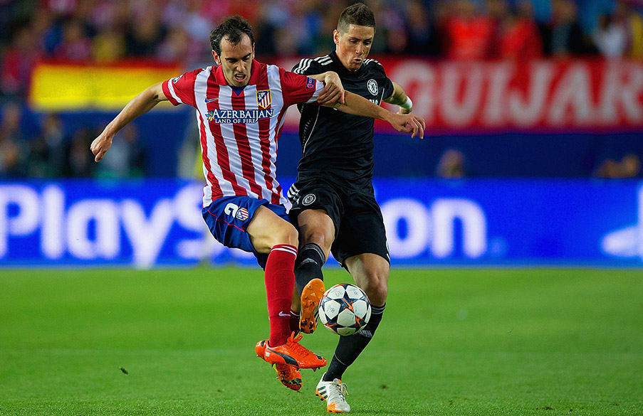 Diego Godin, do Atlético de Madri, disputa a bola com Fernando Torres, do Chelsea