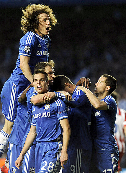 Jogadores do Chelsea comemoram gol marcado por Fernando Torres