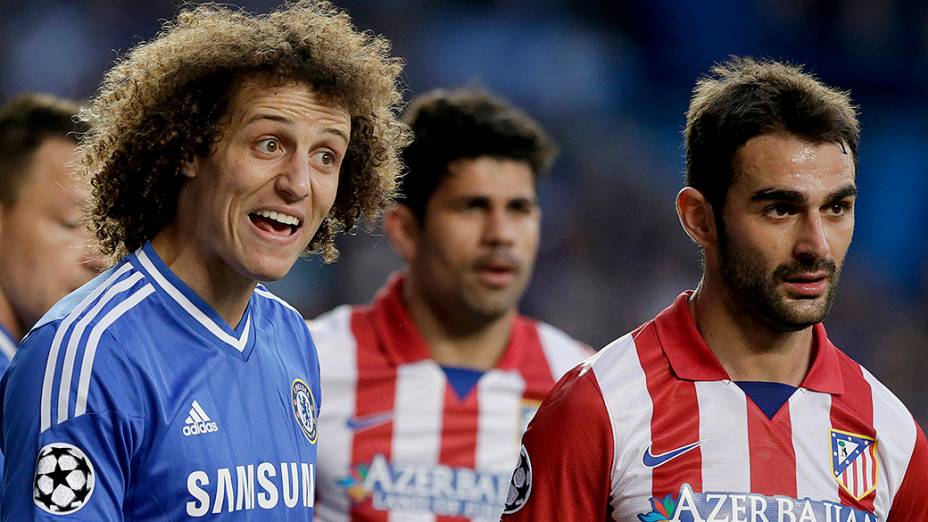 David Luiz, do Chelsea, durante cobrança de escanteio