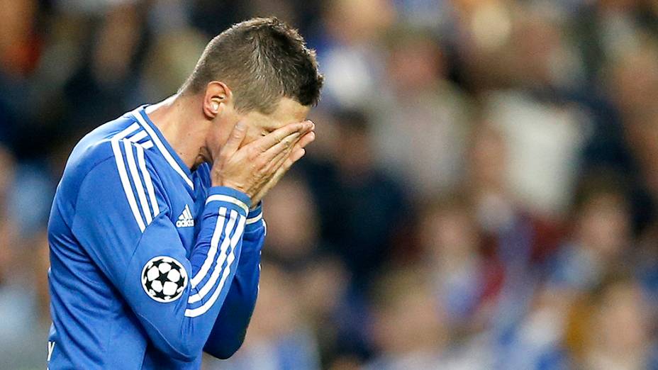 Fernando Torres, do Chelsea, lamenta gol perdido