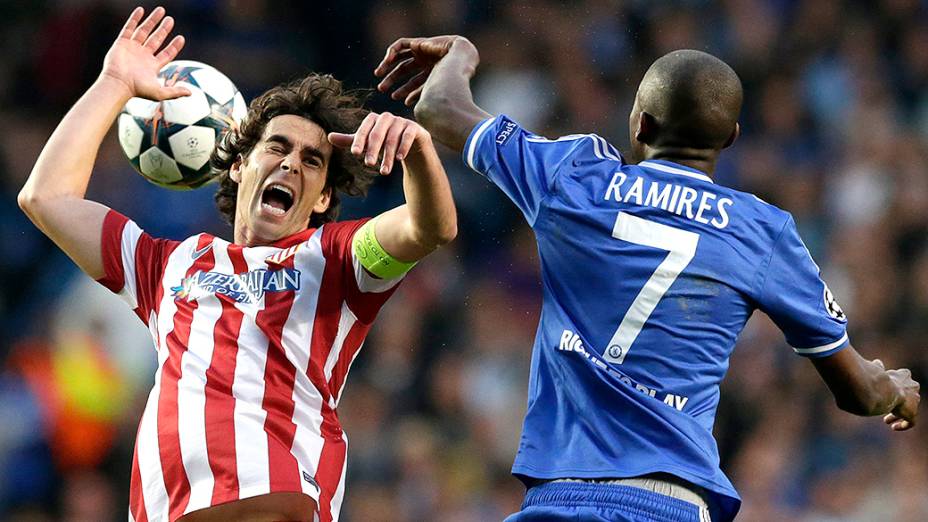 Ramires, do Chelsea, disputa a bola com  Tiago, do Atlético de Madri