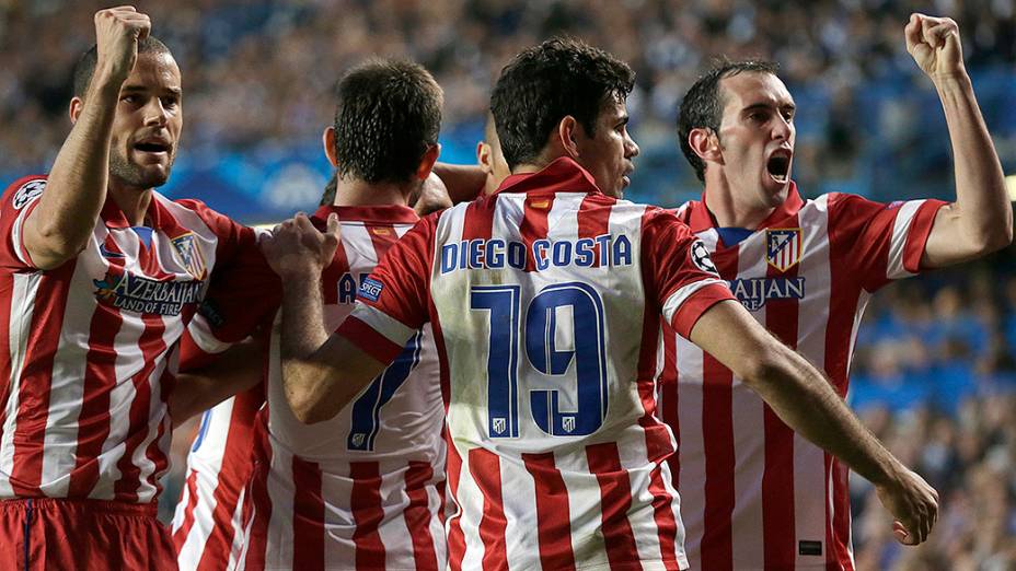 Jogadores do Atlético de Madri comemoram o gol de Adrian, o primero dos três sobre o Chelsea