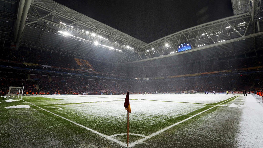 Partida entre Galatasaray e Juventus foi suspensa por conta da quantidade de neve no gramado em Istambul