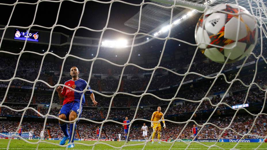 Walter Samuel, jogador do Basel, vê gol do Real Madrid, durante partida válida pela Liga dos Campeões, no estádio Santiago Bernabeu, em Madri, Espanha