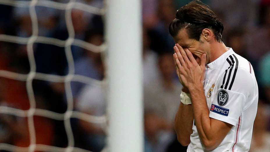 Gareth Bale, do Real Madrid, reage depois de perder chance de marcar contra o Basel, durante a partida de futebol da Liga dos Campeões, no estádio Santiago Bernabeu, em Madri, na Espanha