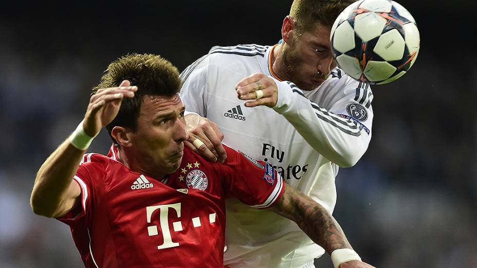 Sergio Ramos, do Real Madrid, disputa a bola com Mario Mandzukic, do Bayern