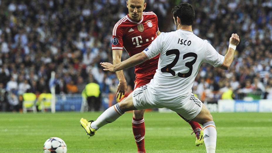 Robben, do Bayern disputa a bola com Isco, do Real Madrid