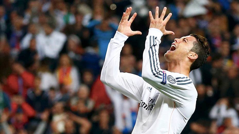 Cristiano Ronaldo, do Real Madrid, comemora gol marcado por Benzema