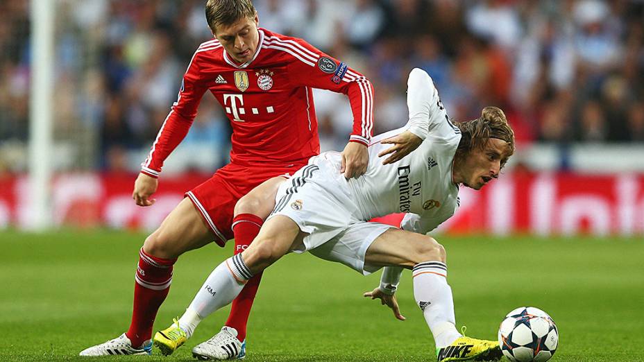 Toni Kroos, do Bayern, disputa a bola com Luka Modric, do Real Madrid
