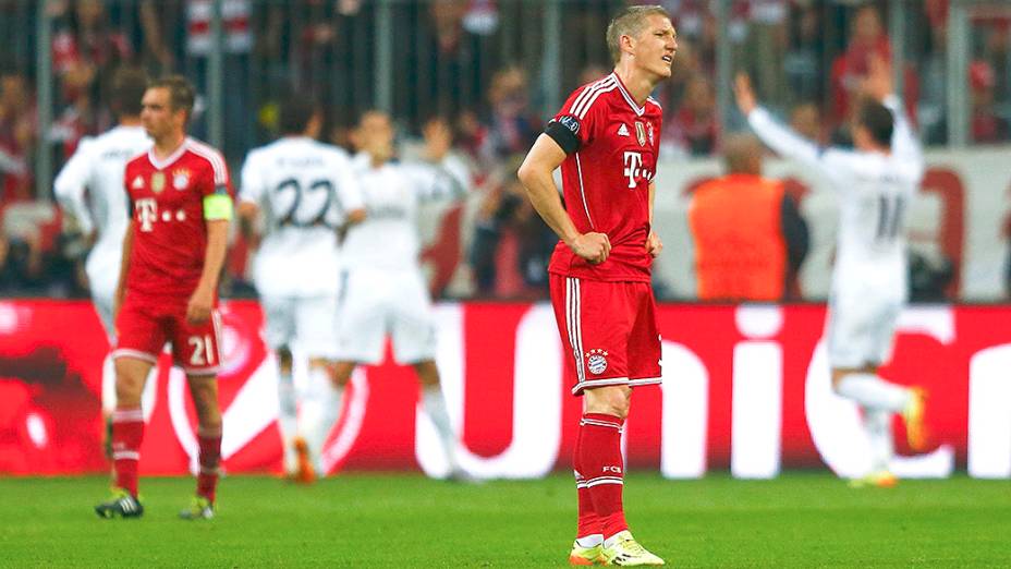 Jogador Schweinsteiger, do Bayern de Munique, lamenta o terceiro gol do Real Madrid pelas semifinais da Liga dos Campeões, na Alemanha