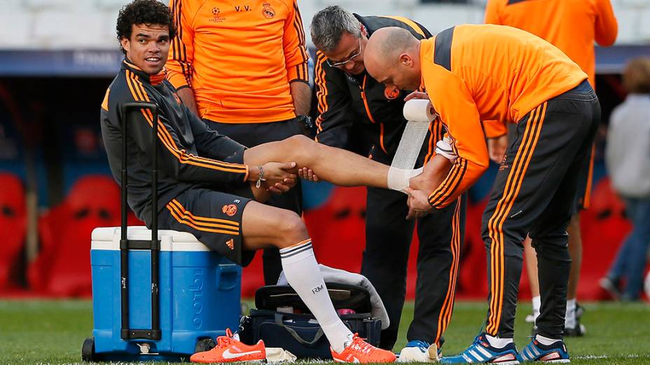 Pepe recebe cuidados médicos durante sessão de treinos do Real Madrid, antes da final da Liga dos Campeões contra o Atlético de Madri, em Lisboa