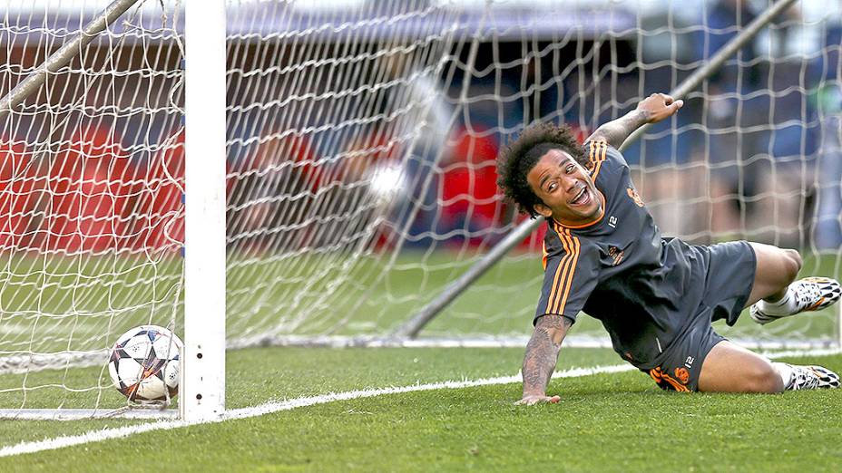 Marcelo treina no gol antes da final da Liga dos Campeões contra o Atlético de Madri, em Lisboa