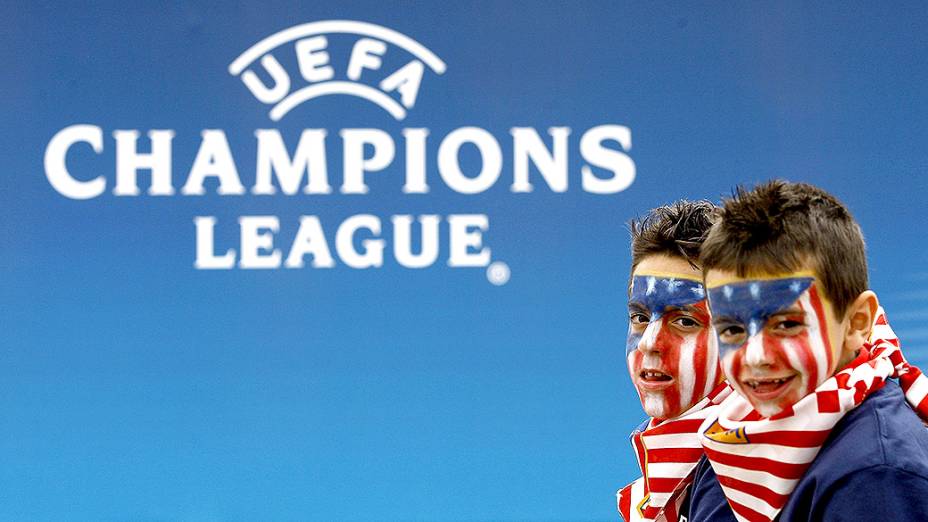 Dois meninos torcedores do Atlético de Madri posam para a foto antes da final da Liga dos Campeões, em Lisboa