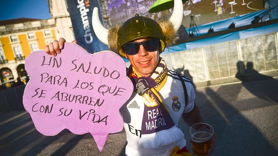 Torcedor do Real Madrid posa para foto antes da final da Liga dos Campeões, em Lisboa