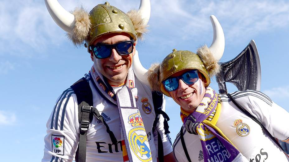 Torcedores do Real Madrid posam para foto antes da final da Liga dos Campeões, em Lisboa