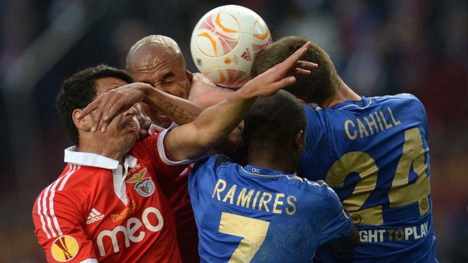 Jogadores do Benfica e do Chelsea disputam a bola, pela final da Liga Europa