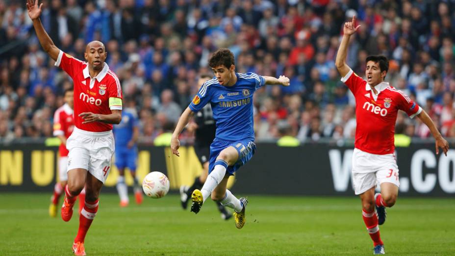 Jogador do Chelsea Oscar domina a bola, na final da Liga Europa