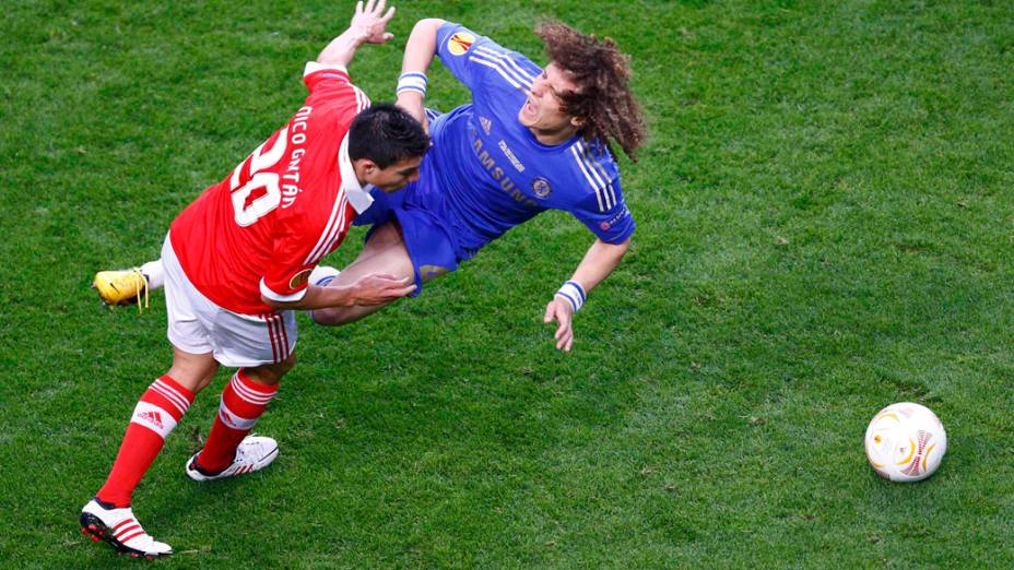 Jogador do Benfica Gaitán empurra o jogador do Chelsea David Luiz, durante a final da Liga Europa em Amsterdã