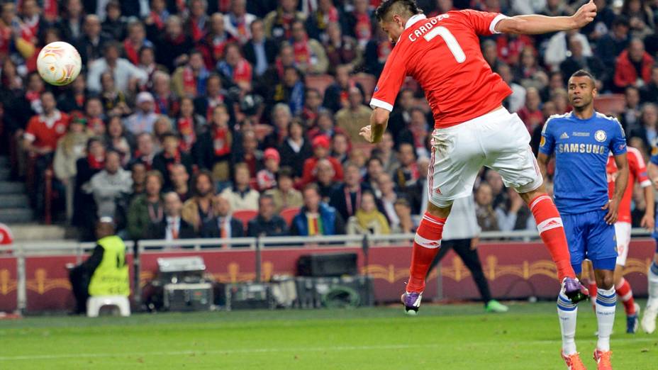 Jogador Oscar Cardozo do Benfica cabeceia a bola para o gol, durante a final da Liga Europa