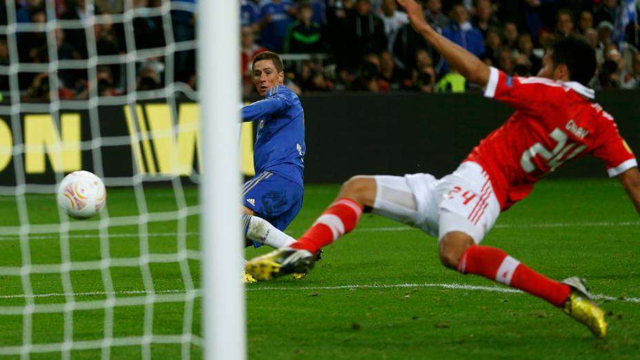 Jogador do Chelsea,Fernando Torres, marca o primeiro gol da partida contra o Benfica, na final da Liga Europa