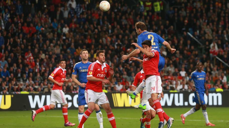 Jogador Ivanovic, pula para fazer de cabeça o segundo gol Chelsea, na final da Liga Europa