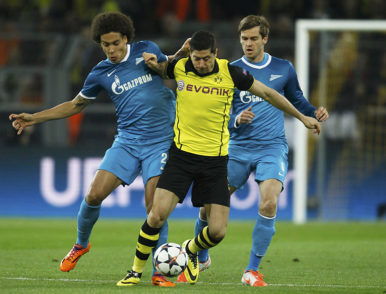 Jogadores em ação na partida entre Borussia Dortmund e Zenit