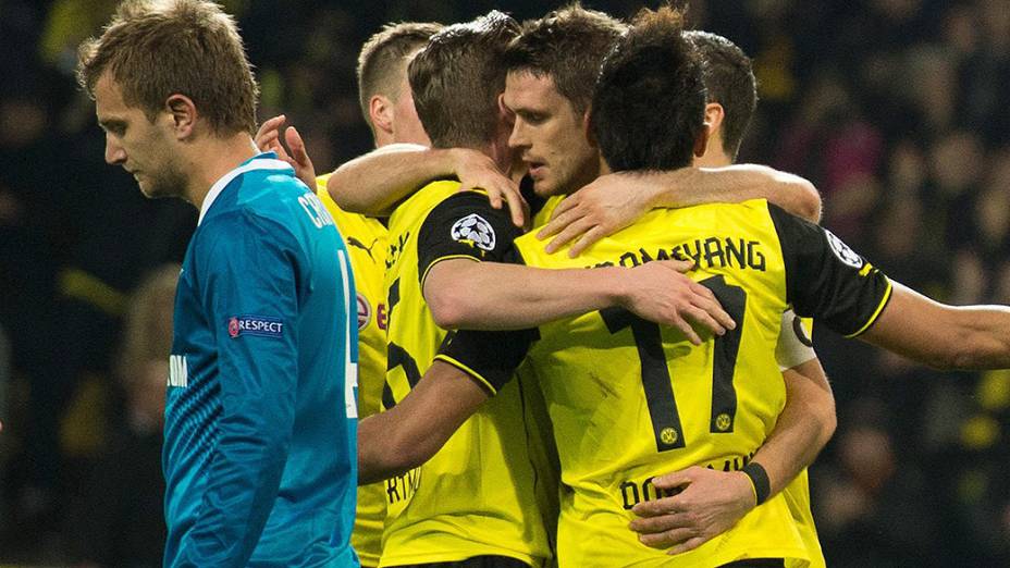 Jogadores do Borussia comemoram gol conta o Zenit, na partida das oitavas de final da Liga dos Campeões