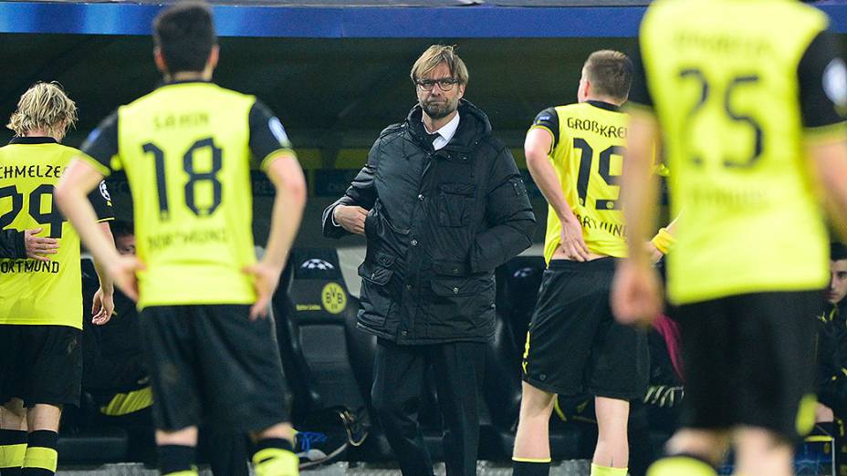 Técnico do Borussia Dortmund, Jürgen Klopp, passa instruções à sua equipe