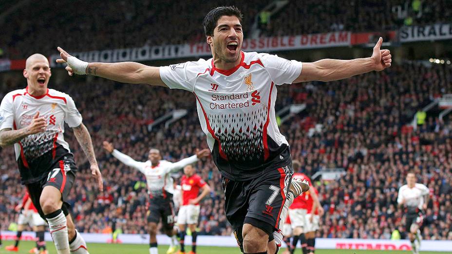 Jogador do Liverpool, Luis Suárez, comemora gol contra o Manchester United pelo Campeonato Inglês, em Manchester
