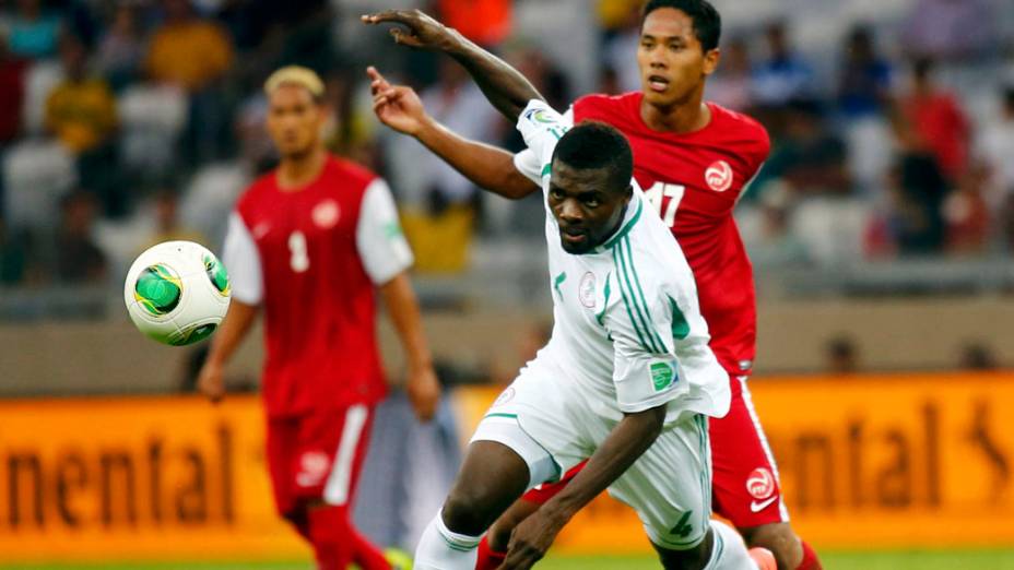 O nigeriano John Ogu disputa a bola no jogo contra o Taiti