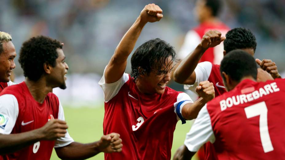 Jogadores do Taiti comemoram o gol contra a Nigéria pela Copa das Confederações, em Belo Horizonte