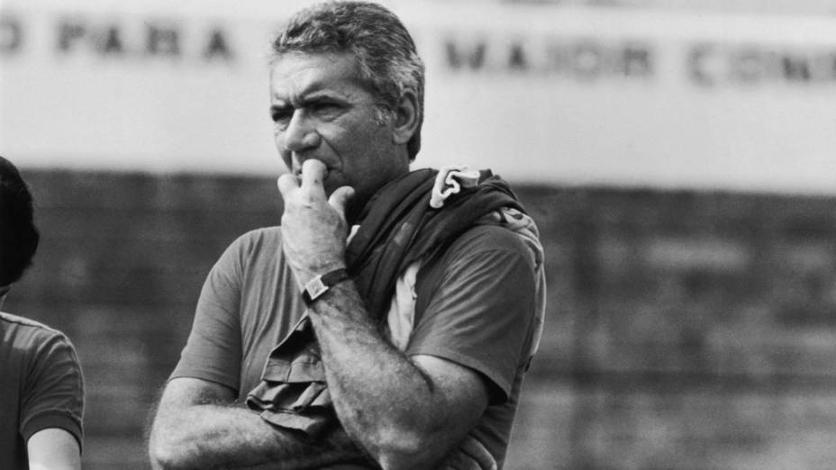 Nílton Santos, técnico do Bonsucesso, durante um treino em 1982