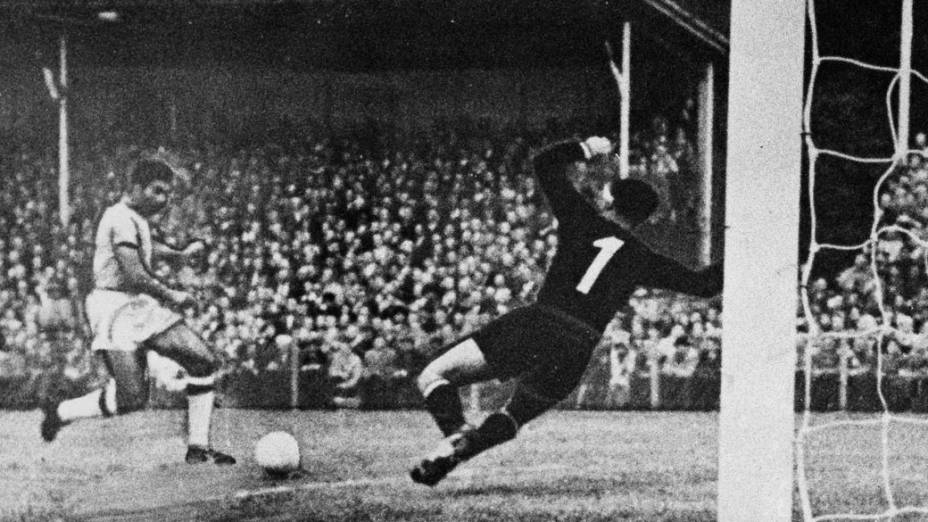 Nílton Santos, marcando gol no jogo entre Brasil 3 x 0 Áustria, pela Copa do Mundo de 1958