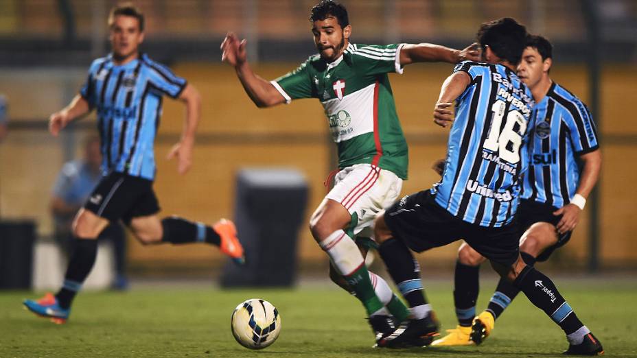 Henrique disputa a bola com Riveros, do Grêmio, pelo Campeonato Brasileiro, no Pacaembu