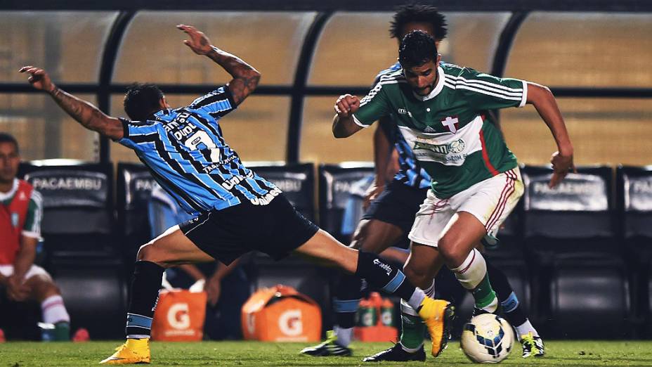 Henrique dribla o jogador do Grêmio, pelo Campeonato Brasileiro, no Pacaembu