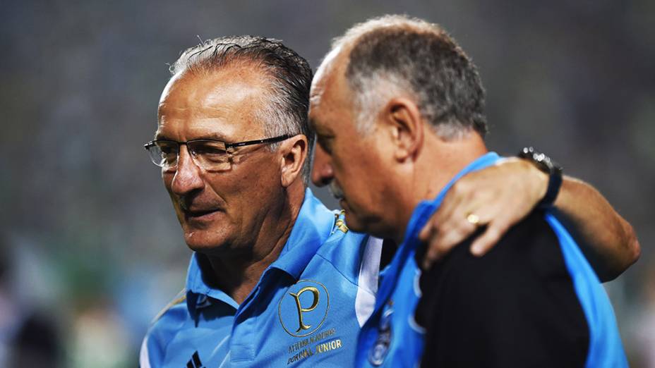 O técnico Dorival Júnior, do Palmeiras, cumprimenta o técnico do Grêmio, Luiz Felipe Scolari, antes do início do jogo no Pacaembu