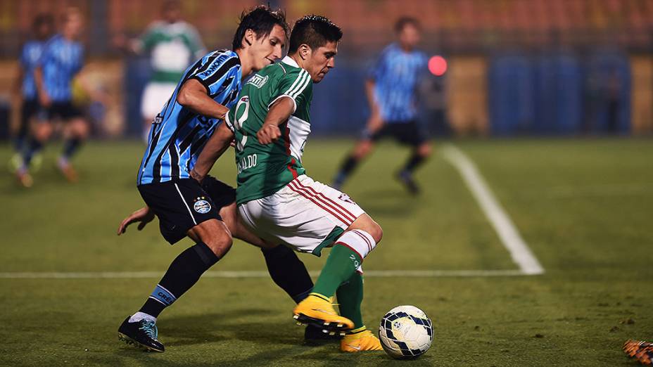 Pedro Geromel, do Grêmio, marca Cristado, do Palmeiras, pelo Campeonato Brasileiro no Pacaembu