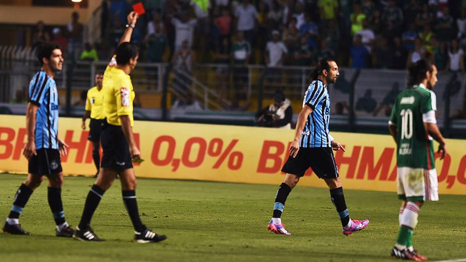 Barcos, do Grêmio, é expulso após entrada dura em Valdívia, do Palmeiras, no Pacaembu