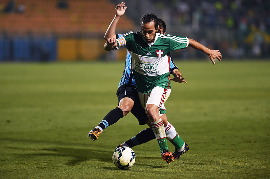 Valdívia, do Palmeiras, disputa a bola com o jogador do Grêmio, no Pacaembu