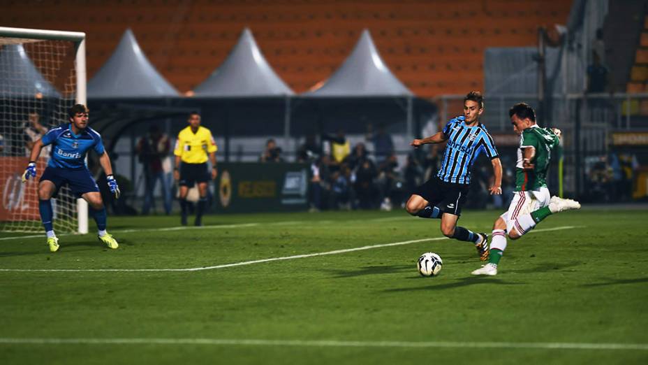 Mouche, do Palmeiras, chuta a bola contra o gol do Grêmio, pelo Campeonato Brasileiro no Pacaembu